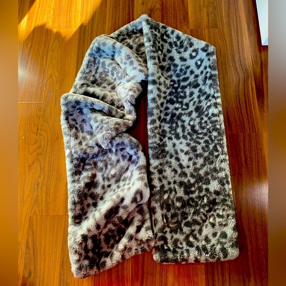 American Eagle extra large faux fur leopard print scarf, brand new/never worn - Picture 1 of 2